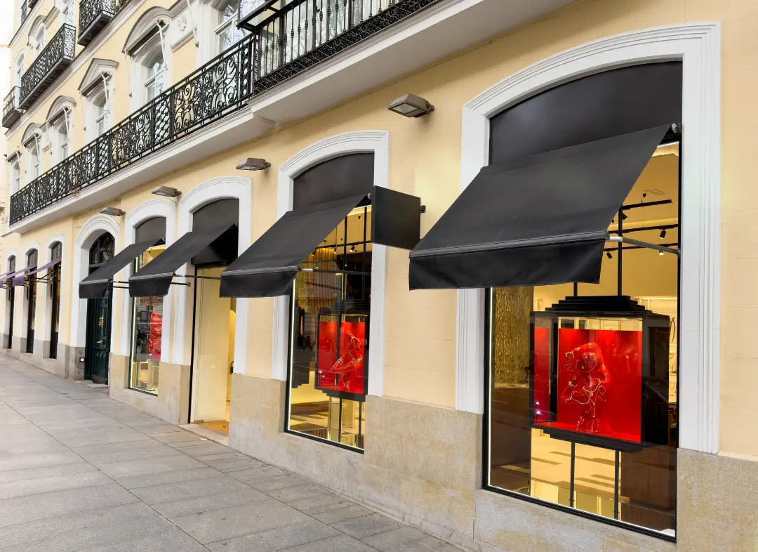 Façade vitrine de magasin en aluminium sur mesure à Irigny